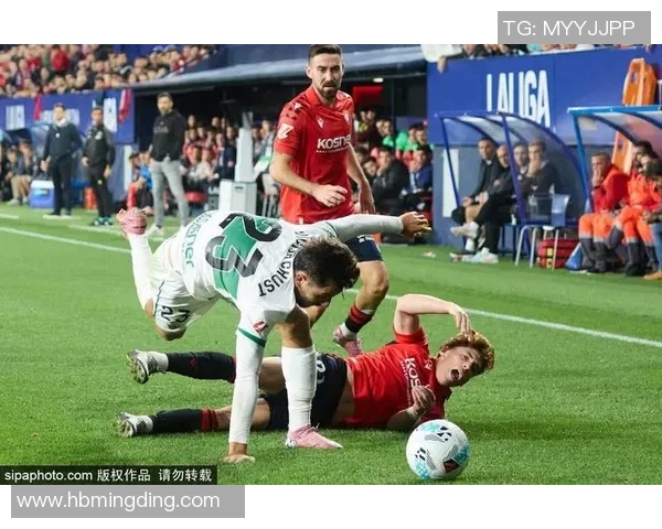 足球球星们的爆笑日常：场上场下的趣事与幽默瞬间大揭秘